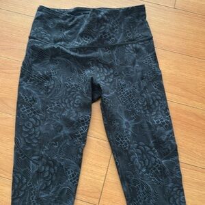 Lululemon cropped leggings with pockets (see measurements)